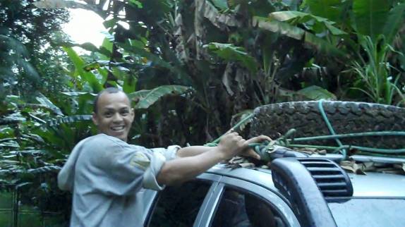 Pneu furado no teto da Fiona, no PETAR. O Edson deu a maior mão para gente!